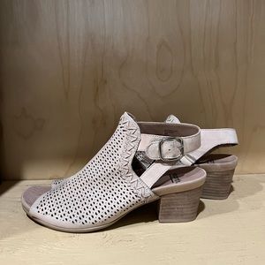 Earth pale pink heels